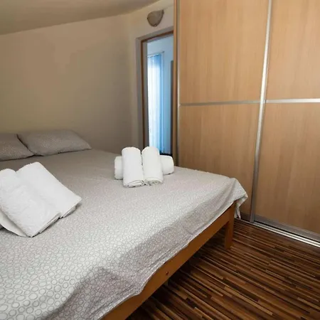 Family-friendly With Swimming Pool Njivice, Krk - 21862 Apartament
